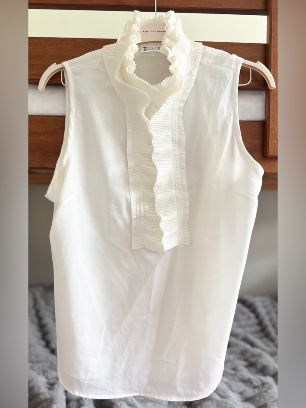 5th Ave company White Sleeveless Ruffle-Neck Top L